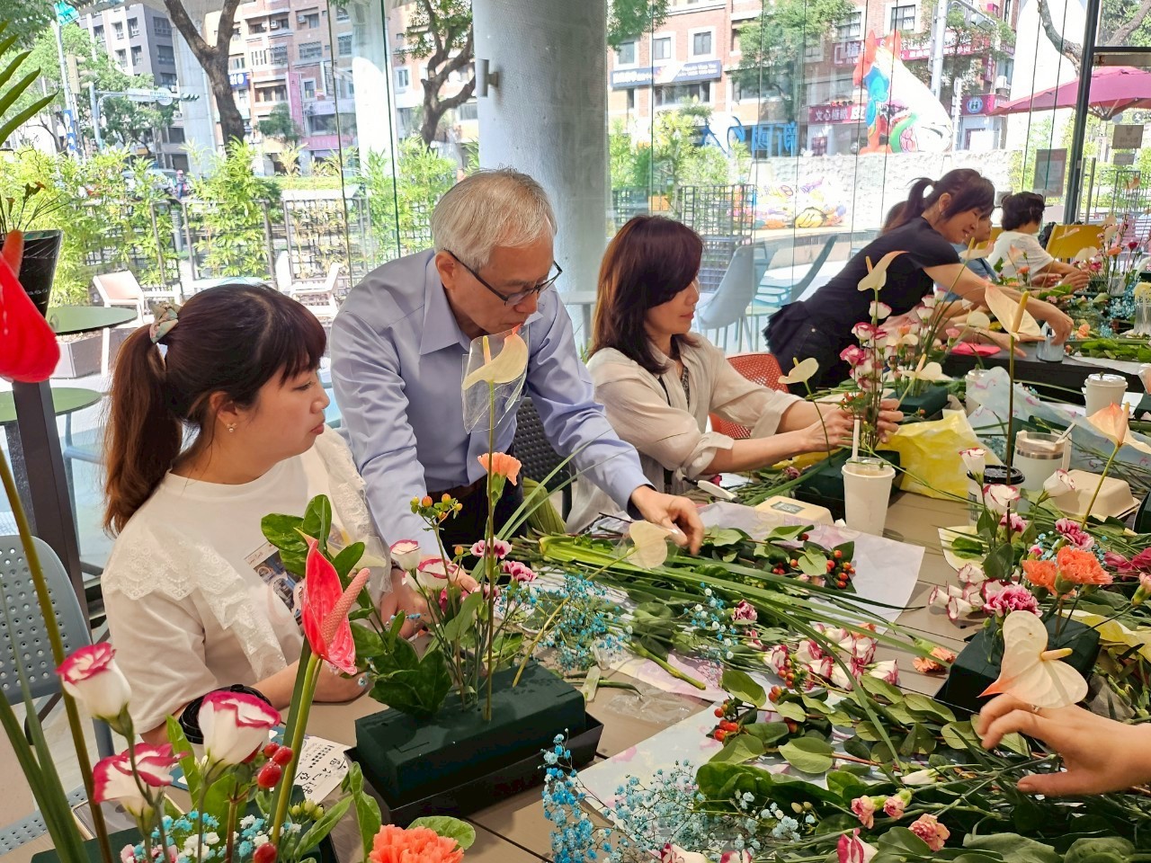 捷行國際家居｜花藝體驗結合藝術玻璃鑑賞引發熱烈迴響